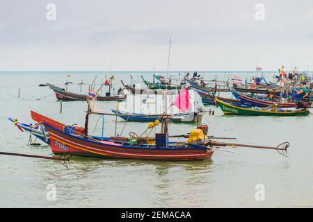 Koh Samui, Thailand - 2. Januar 2020: Langschwanz-Fischerboote legten an einem Tag in der Nähe des Strandes von Thong Krut an Stockfoto