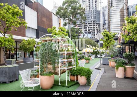 The Rocks Sydney, helfen Sie sich von covid 19 Alfresco Dining Promotion in Sydney mit Tischen und Dekorationen im Freien, Australien, zu erholen Stockfoto