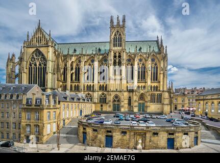 Blick auf den Kapitelturm und das riesige Kirchenschiff der Kathedrale von Metz vom Place de Chambre, Metz, Lothringen, Mosel, Grand Est, Frankreich Stockfoto