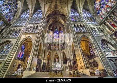 Innenraum der Kathedrale von Metz, Blick über das Querschiff auf den Chor mit Buntglasfenstern aus dem 13th. Jahrhundert bis zum 20th. Jahrhundert, Lothringen, M Stockfoto