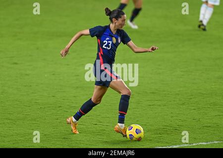 Orlando, Usa. Februar 2021, 24th. Christen Press (#23 USA) tropft den Ball beim SheBelieves Cup International Womens Match zwischen Argentinien und den USA im Exploria Stadium in Orlando, Florida. Kredit: SPP Sport Presse Foto. /Alamy Live Nachrichten Stockfoto