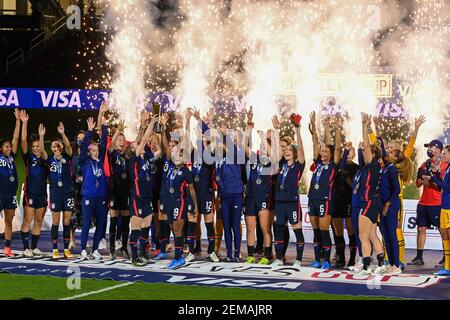 Orlando, Usa. Februar 2021, 24th. Die US Women's National Team feiert den Sieg des SheBelieves Cup im Exploria Stadium in Orlando, Florida. Kredit: SPP Sport Presse Foto. /Alamy Live Nachrichten Stockfoto