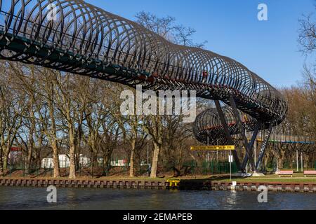 Slinky Springs to Fame Brücke über den Rhein-Herne-Kanal in Oberhausen, Deutschland. Teil der Emscherkunst von Tobias Rehberger. Stockfoto