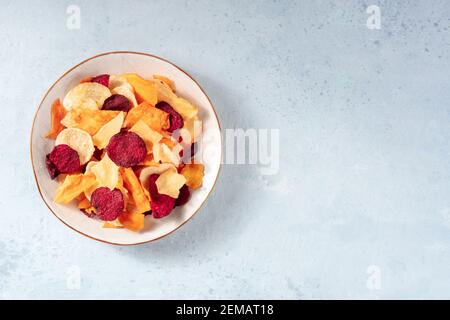 Gemüsechips, von oben mit Kopierplatz geschossen Stockfoto
