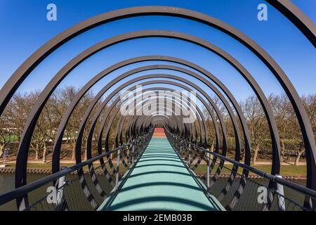 Slinky Springs to Fame Brücke über den Rhein-Herne-Kanal in Oberhausen, Deutschland. Teil der Emscherkunst von Tobias Rehberger. Stockfoto