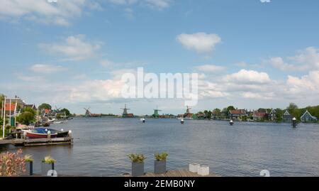 Historische und traditionelle Holzwindmühlen säumen die Ufer des Flusses zaan, in den Vororten von Amsterdam in den Niederlanden. Stockfoto
