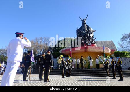 Manila, Philippinen. Februar 2021, 25th. Ein Militärpersonal grüssend vor dem Volkskraftdenkmal als Teil des Gedenkens an den 35th. Jahrestag der EDSA-Revolution vor dem Volkskraftdenkmal. Das diesjährige Thema ist 'EDSA 2021: Kapayapaan, Paghilom, Pagbangon (Frieden, Heilung, Erholung), Überlegungen zu den nationalen Anstrengungen im Hinblick auf die COVID-19-Pandemie. Kredit: Majority World CIC/Alamy Live Nachrichten Stockfoto