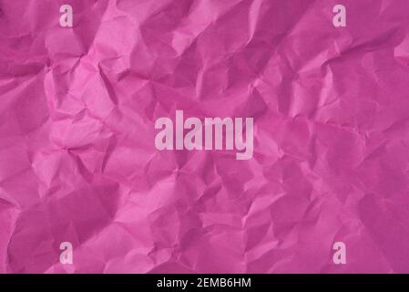 Zerknittertes Blatt rosa Papier als struktureller Hintergrund für Design-Ideen Stockfoto
