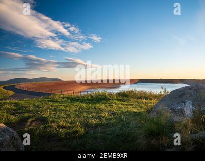 Erhöhter Stausee des Wasserkraftwerks Dlouhe Strane mit Hügeln Auf dem Hintergrund in Jeseniky Berge in der Tschechischen republik während Sommermorgen Stockfoto