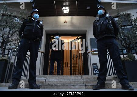 Polizeibeamte stehen am Eingang des King Edward VII Hospital in London, wo der Herzog von Edinburgh am Abend des Dienstag, den 16. Februar, aufgenommen wurde. Bilddatum: Donnerstag, 25. Februar 2021. Stockfoto