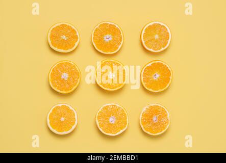 Ein gelber Hintergrund von Orange mit einer quadratischen Form Stockfoto