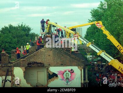 Polizei und Gerichtsvollzieher auf Kirschpflücker vertreiben Anti-Straßenprotestanten von den Dächern der Häuser in Claremont Road auf dem Weg der M11 Link Road in East London. 2nd. August 1994 Stockfoto