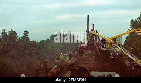 Polizei und Gerichtsvollzieher auf Kirschpflücker vertreiben Anti-Straßenprotestanten von den Dächern der Häuser in Claremont Road auf dem Weg der M11 Link Road in East London. 2nd. August 1994 Stockfoto