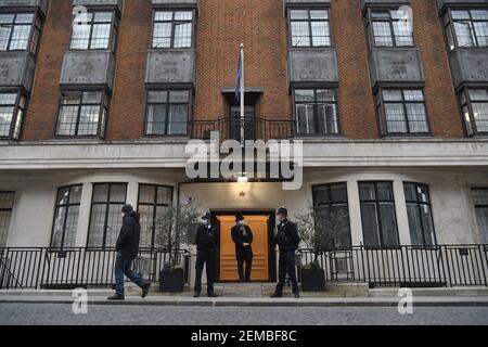 Polizeibeamte stehen am Eingang des King Edward VII Hospital in London, wo der Herzog von Edinburgh am Abend des Dienstag, den 16. Februar, aufgenommen wurde. Bilddatum: Donnerstag, 25. Februar 2021. Stockfoto