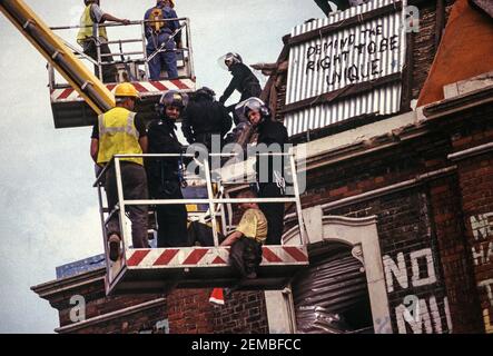 Polizei und Gerichtsvollzieher von Kirschpflückern vertreiben Anti-Straßenprotestoren aus "Munstonia", einem besetztem Grundstück am Weg der M11 Link Road in East London. 21st. Juni 1995 Stockfoto