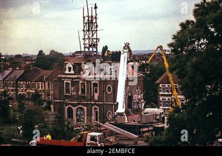 Polizei und Gerichtsvollzieher von Kirschpflückern vertreiben Anti-Straßenprotestoren aus "Munstonia", einem besetztem Grundstück am Weg der M11 Link Road in East London. 21st. Juni 1995 Stockfoto