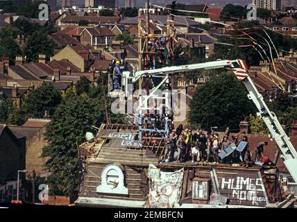 Polizei und Gerichtsvollzieher von Kirschpflückern vertreiben Anti-Straßenprotestoren aus "Munstonia", einem besetztem Grundstück am Weg der M11 Link Road in East London. 21st. Juni 1995 Stockfoto