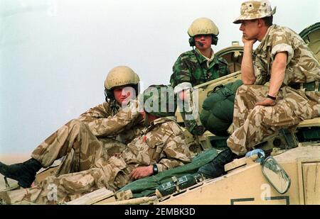 Datei Foto vom 12/01/91 von Mitgliedern der Royal Engineers 1st Panzerdivision, die eine Pause auf ihrem Kampf Ingenieur Traktor verwendet für die Suche nach Minen, während des Golfkrieges 1991. Ausgabedatum: Donnerstag, 25. Februar 2021. Margaret Thatcher wurde von einer Regierungskollegin aufgefordert, zu Beginn des Golfkrieges keine Verleumdungskampagne gegen Saddam Hussein zu starten, angesichts der Besorgnis über die Waffengeschäfte Großbritanniens mit dem irakischen Regime, wie frühere geheime Papiere enthüllen. Außenminister William Waldegrave sagte, "Propaganda" gegen Saddam, die vom damaligen Premierminister gefordert wurde, sei "nicht difficul Stockfoto