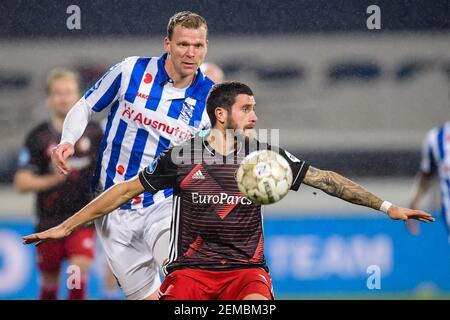 HEERENVEEN, NIEDERLANDE - FEBRUAR 17: Henk Veerman vom sc Heerenveen, Marcos Senesi von Feyenoord während des TOTO KNVB Cup Spiels zwischen SC Heerenveen Stockfoto