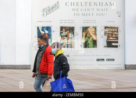 23rd. Februar, Cheltenham, England. Einkäufer, die während der dritten nationalen Sperre in England am Botaniker, einer Bar und einem Restaurant im Brewery Quarter vorbeilaufen. Stockfoto