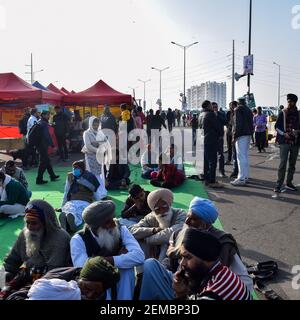 Neu-Delhi, Indien – Dezember 25 2020: Indische Sikh- und Hindu-Bauern aus Punjab, Uttar Pradesh und Uttarakhand-Staaten protestieren an der Grenze zu Delhi. Weit Stockfoto