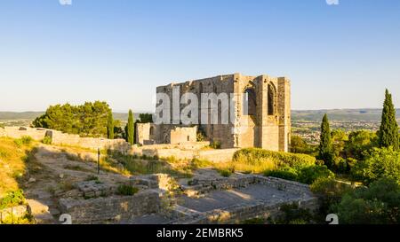 Luftaufnahme der Abtei Saint Félix de Monceau in Gigean in Hérault in Okzitanien, Frankreich Stockfoto