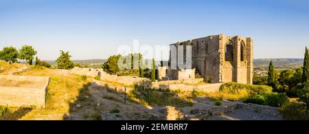 Luftaufnahme der Abtei Saint Félix de Monceau in Gigean in Hérault in Okzitanien, Frankreich Stockfoto