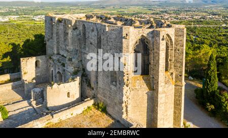 Luftaufnahme der Abtei Saint Félix de Monceau in Gigean in Hérault in Okzitanien, Frankreich Stockfoto