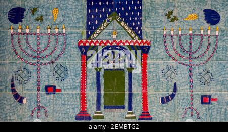 Geflieste Tafel mit einer Synagoge und anderen jüdischen Symbolen für Verkauf in einem armenischen Töpferei und Keramik-Shop in der Armenian Quarter Altstadt von Jerusalem Israel Stockfoto