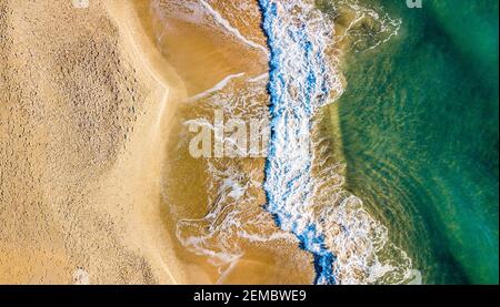 Luftaufnahme des Strandes und der Wellen Stockfoto