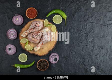 Draufsicht auf Hähnchenschenkel mit Gemüse Stockfoto