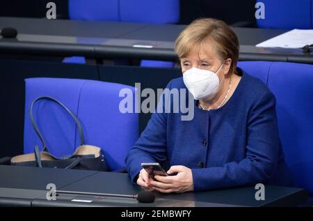 Berlin, Deutschland. Februar 2021, 25th. Bundeskanzlerin Angela Merkel (CDU) sitzt in der Plenarsitzung im Deutschen Bundestag. Die Hauptthemen der Sitzung 212th der Legislaturperiode 19th sind der EU-Haushalt, das Arbeitsprogramm der EU-Kommission, die Frauenquote für Unternehmensvorstände, die Verlängerung des vereinfachten Planungsgesetzes und Corona-Schnelltests. Quelle: Bernd von Jutrczenka/dpa/Alamy Live News Stockfoto