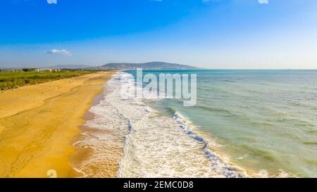 Luftaufnahme eines mediterranen Strandes in Occitanie, Frankreich Stockfoto