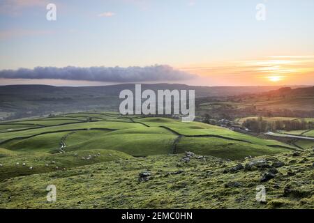 Teesdale, County Durham, Großbritannien. 25th. Februar 2021. Wetter in Großbritannien. Es war ein bunter, aber ziemlich dunstig Anfang zum Tag, als die Sonne anfing, über Teesdale, Grafschaft Durham heute Morgen aufzusteigen. Die Vorhersage ist für einen milden Tag der sonnigen Zauber mit der Möglichkeit der Duschen heute Nachmittag für Nordengland. Kredit: David Forster/Alamy Live Nachrichten Stockfoto