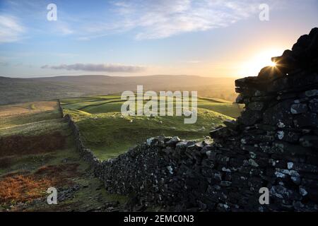 Teesdale, County Durham, Großbritannien. 25th. Februar 2021. Wetter in Großbritannien. Es war ein bunter, aber ziemlich dunstig Anfang zum Tag, als die Sonne anfing, über Teesdale, Grafschaft Durham heute Morgen aufzusteigen. Die Vorhersage ist für einen milden Tag der sonnigen Zauber mit der Möglichkeit der Duschen heute Nachmittag für Nordengland. Kredit: David Forster/Alamy Live Nachrichten Stockfoto