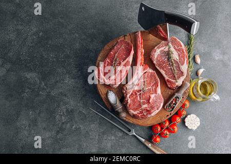 Frische rohe Prime Black Angus Beef Steaks. Verschiedene rohe Rindersteaks zum Grillen. Stockfoto