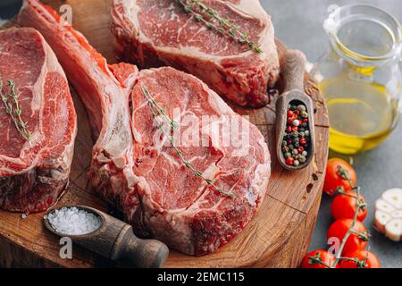 Frische rohe Prime Black Angus Beef Steaks. Verschiedene rohe Rindersteaks zum Grillen. Stockfoto