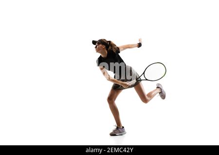 Läuft. Junge kaukasische Profi-Sportlerin spielt Tennis isoliert auf weißem Hintergrund. Training, Üben in Bewegung, Aktion. Leistung und Energie. Bewegung, Werbung, Sport, gesundes Lifestyle-Konzept. Stockfoto