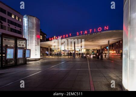 Nachtfoto vom belebten Bahnhof Nørreport in Kopenhagen. Stockfoto