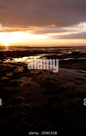 Blick über Holy Island Sands nach Holy Island bei Sonnenaufgang, Northumberland, England, Großbritannien Stockfoto