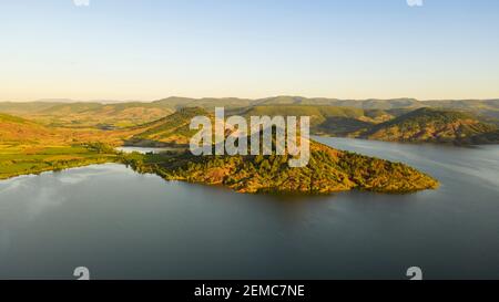 Luftpanorama des Lac du Salagou am frühen Morgen im Sommer in Hérault in Okzitanien, Frankreich Stockfoto