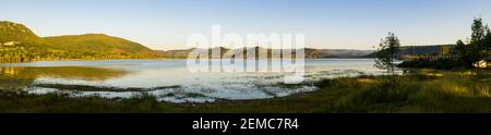 Luftpanorama des Lac du Salagou am frühen Morgen im Sommer in Hérault in Okzitanien, Frankreich Stockfoto