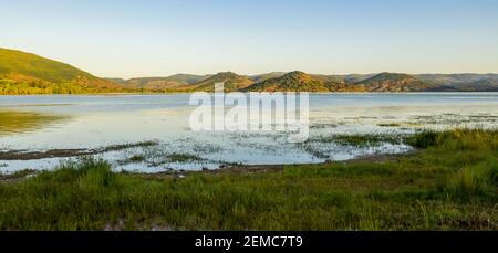 Luftpanorama des Lac du Salagou am frühen Morgen im Sommer in Hérault in Okzitanien, Frankreich Stockfoto