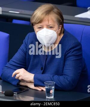 Berlin, Deutschland. Februar 2021, 25th. Bundeskanzlerin Angela Merkel (CDU) sitzt in der Plenarsitzung im Deutschen Bundestag. Die Hauptthemen der Sitzung 212th der Legislaturperiode 19th sind der EU-Haushalt, das Arbeitsprogramm der EU-Kommission, die Frauenquote für Unternehmensvorstände, die Verlängerung des vereinfachten Planungsgesetzes und Corona-Schnelltests. Quelle: Bernd von Jutrczenka/dpa/Alamy Live News Stockfoto