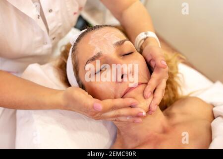 Ältere Frau mit einer Gesichtsmassage in einem Schönheitssalon Stockfoto