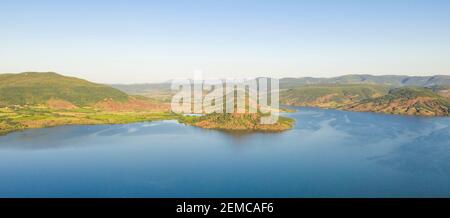 Luftpanorama des Lac du Salagou am frühen Morgen im Sommer in Hérault in Okzitanien, Frankreich Stockfoto