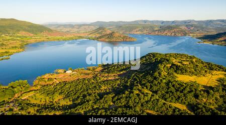 Luftpanorama des Lac du Salagou am frühen Morgen im Sommer in Hérault in Okzitanien, Frankreich Stockfoto