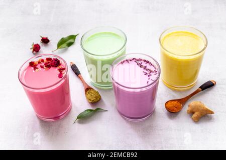 Rote Beete Matcha und Kurkuma Latte Kaffee oder Tee. Gesunde antioxydantische Getränke Stockfoto