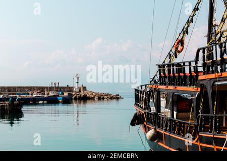 Antalya, Türkei - 22. Februar 2019: Alte Yacht am Pier in der Nähe des Leuchtturms im Hafen von Antalya. Stockfoto