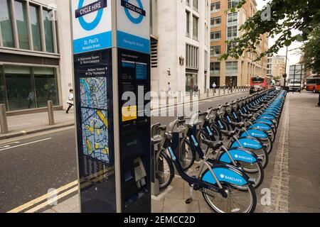 Barclays gesponserte Verleih Fahrräder. Boris Bikes in London. Stockfoto